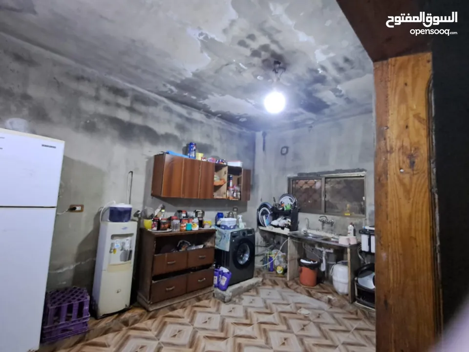 بيت ارضي مستقل بحاجه الا صيانة السقوف بيت اسكان مضاف عليه غرفه 5/4حمام ماستر حمام عادي مطبخ 5/4