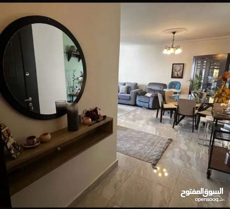 شقه للبيع بسعر مغري جدا مع اجهزه كهربائيه... يوجد مجال للسعر للجادين من المالك مباشرة