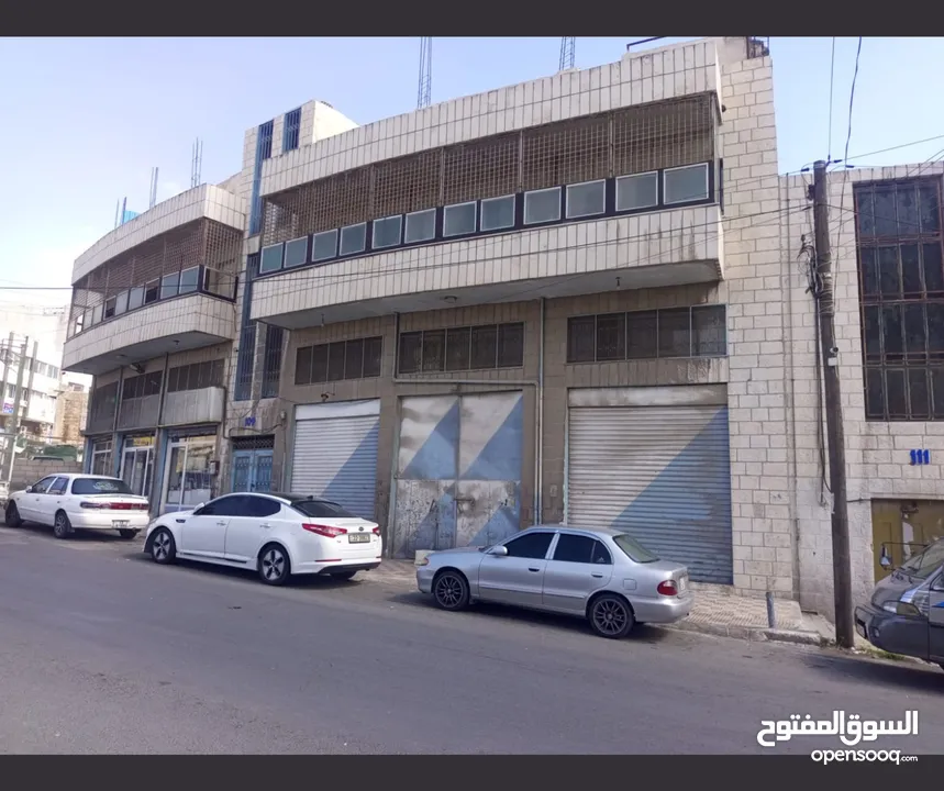 للبيع مجمع تجاري مكون من ستة أبواب مع سدد وشقتين سكنيات فوق المحلات وقبو واسع طابقين مع امكانية التع