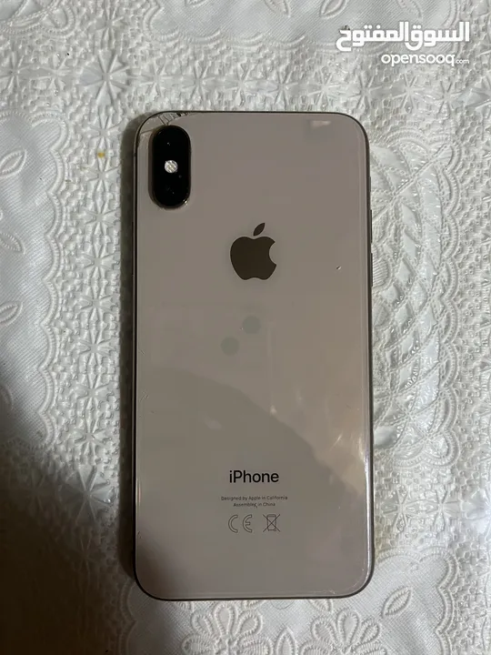 ايفون xs لون ذهبي بحالة ممتازة 256 جيجا مع ثلاث كفارت