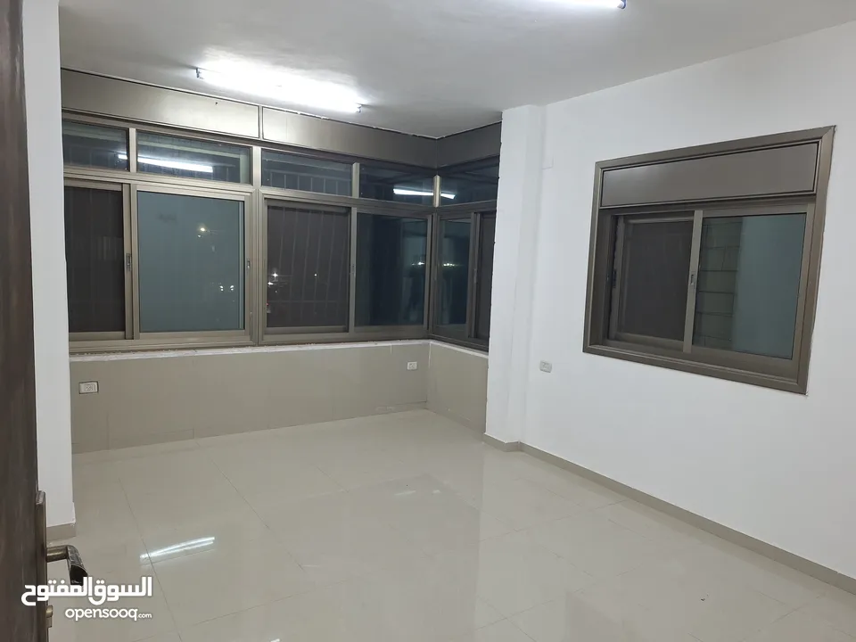 شقة تشطيب جديد للايجار للعرسان وضعها ممتاز طابق ثالث في ام الشرايط
