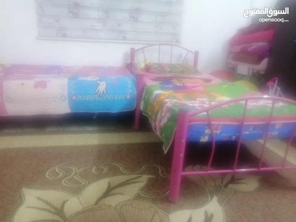 تخوت حديد لون زهري مع فرشات