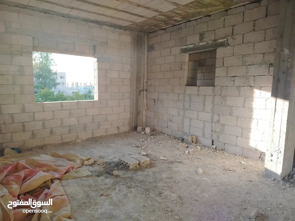 منزل عظم المغاريب واجهة حجر ثلاث طوابق