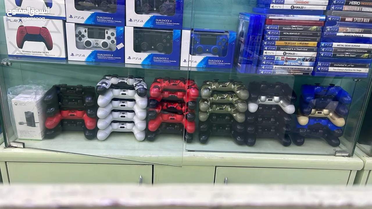 ايادي ps4 اصلي مستعمل ملون واسود بحالة الوكاله وعالفحص يوجد كوبي جديد بسعر حرق