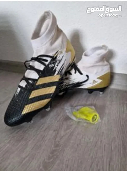 حذاء كرة قدم من نوع اديداس (Adidas)