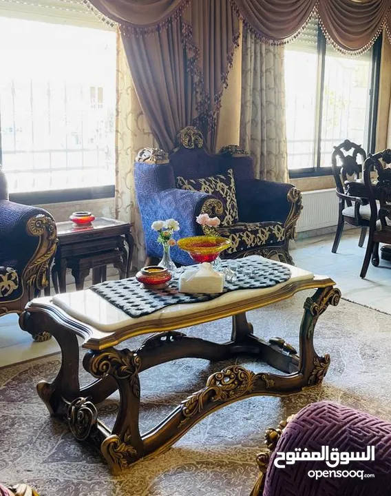 طقم كنب7مقاعد فخم جدا جدا يوجد طاولة وسط مع الطقم بسعر حررررق يوجد معاينة