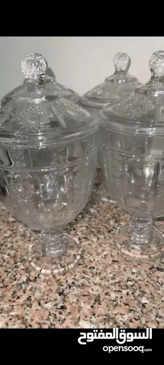 للبيع فازات زجاجية كبيرة الحجم بحالة ممتازة جدا غير مستعملة نهائيا مصنوعة من زجاج عالي الجودة،
