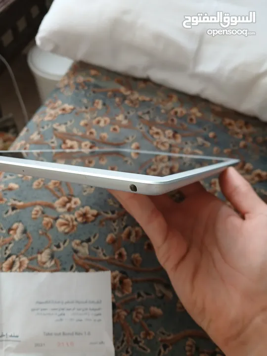 ايباد 8 مساحة 128 جيجا بايت لون سلفر فل نضافة غير مفكوك واستخدام خفيف  نوعا ما  iPad 8 128 gb