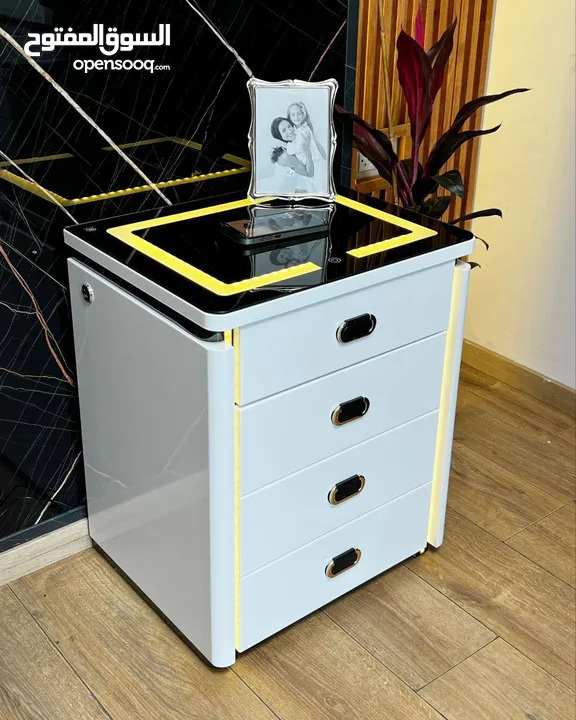 الكوميدينا الذكية مع الخزنة تصميم عصري  وظائف ذكية  أمان عالي مصنوعة من أجود أنواع الخشب سماعات عالي