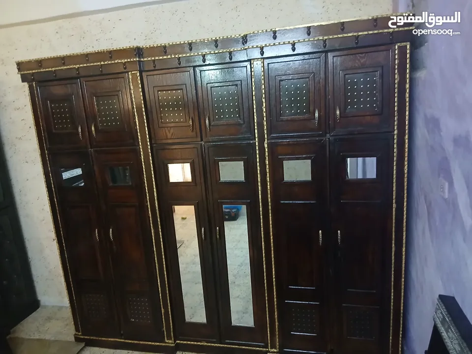 خزانة كبيرة 6 ضرفات طابقين خشب لاتيه بالكامل مش ناقصها شي دهان جديد و فصالات و ايدين كلو جديد