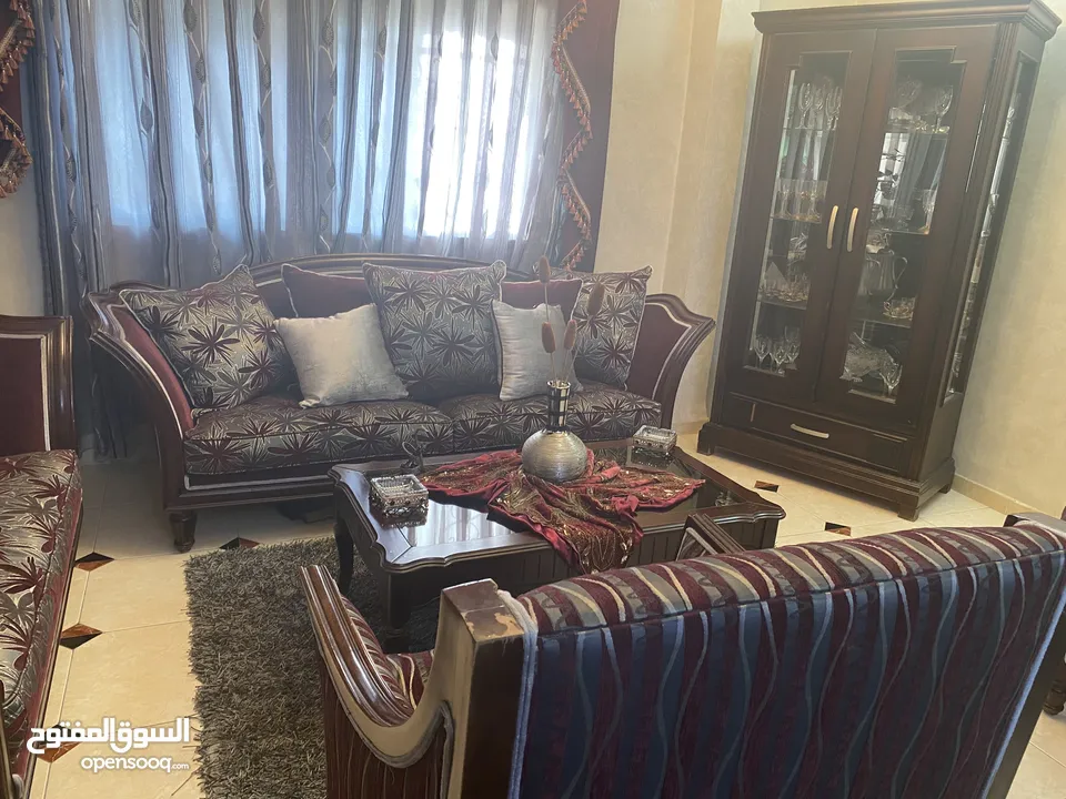 غرفة جلوس فاخرة للبيع بسعر مغري