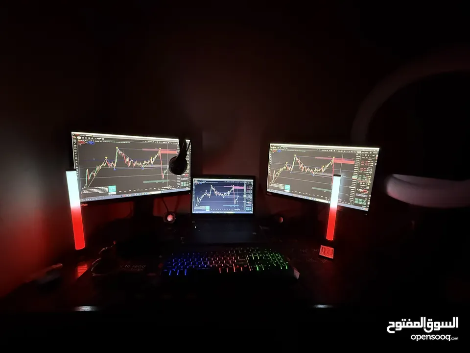 جهاز لابتوب hpمع شاشتين 168hz Lenovo مع طاولة gaming+كرسي gaming + اضاءة spotlight + جميع الملحقات