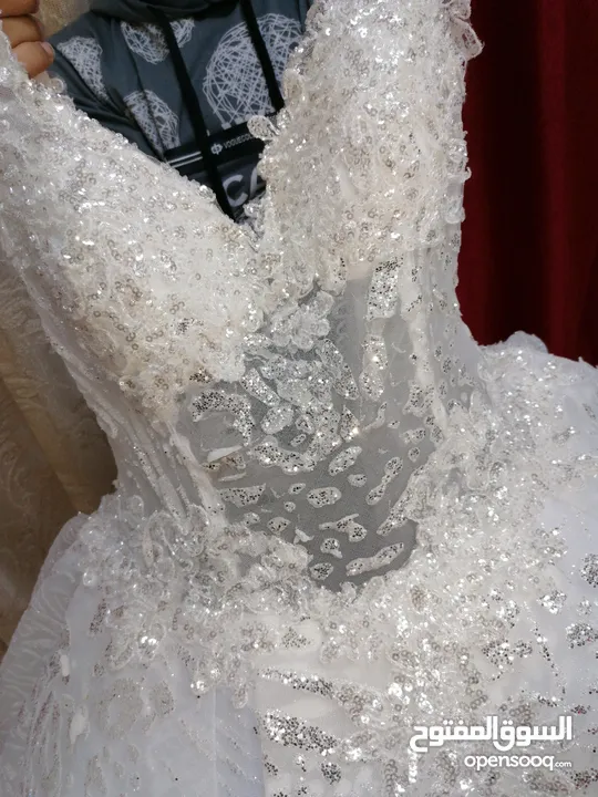 فستان أبيض ملوكي وارد تركيا للبيع ب 100 مع كامل أغراضو الطرحه  البرنص  تاج  الأكسسوار  المسكة