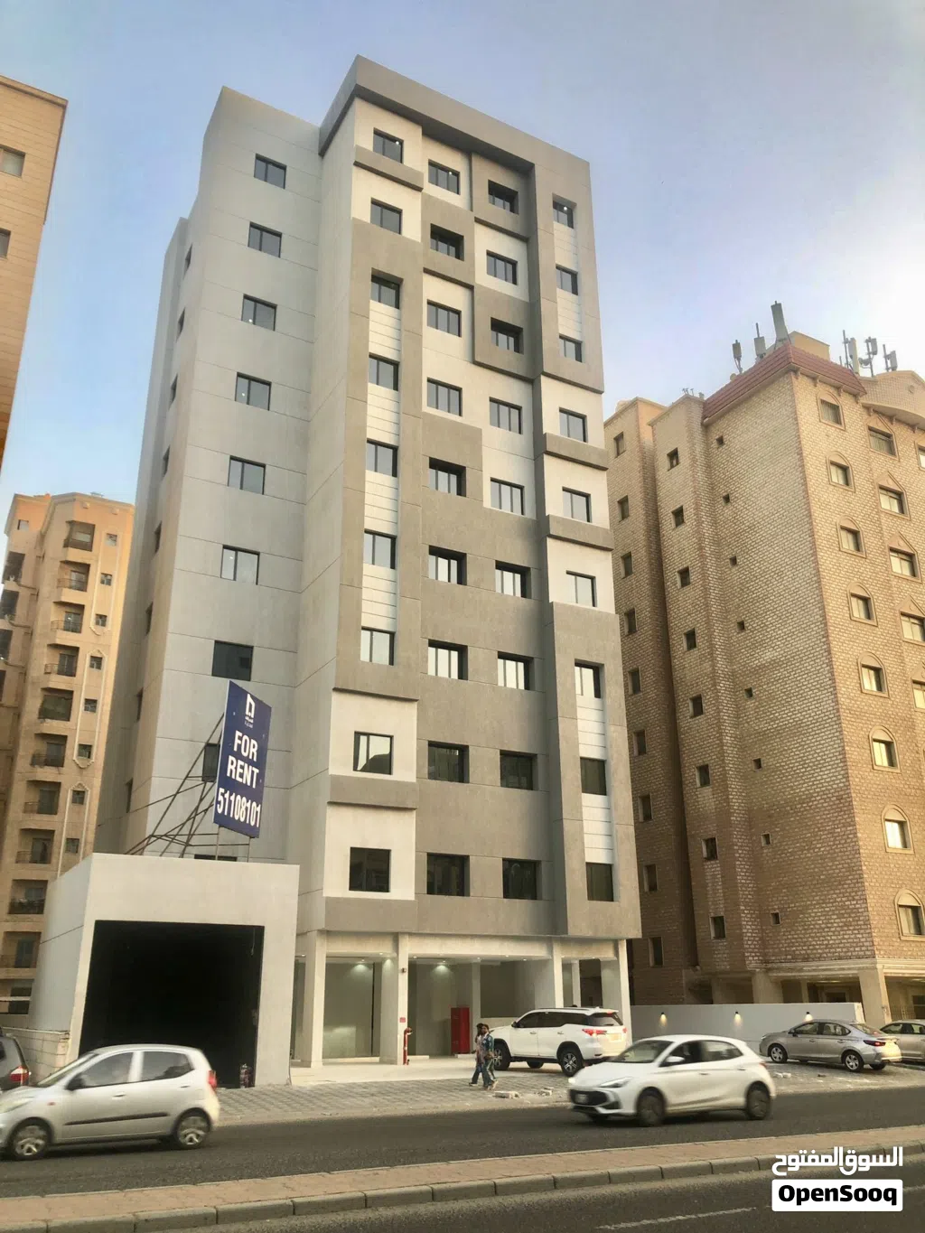 للإيجار محل + أدوار تجارية (على شارع رئيسي المغيرة)