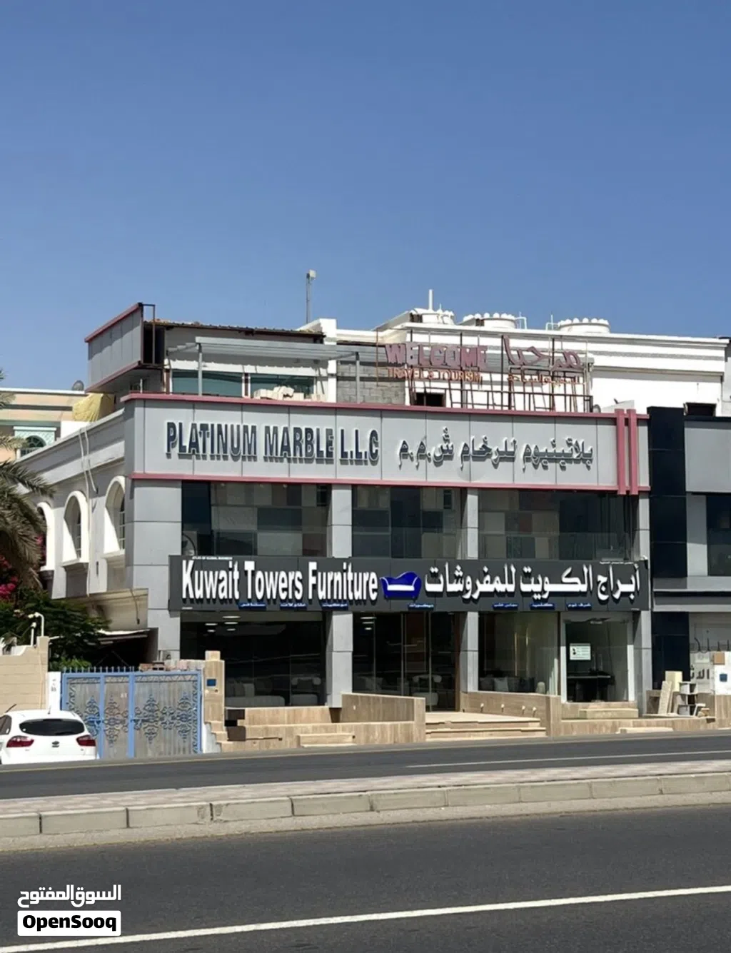معرض مميز للأيجار في العذيبة في الطابق الاول