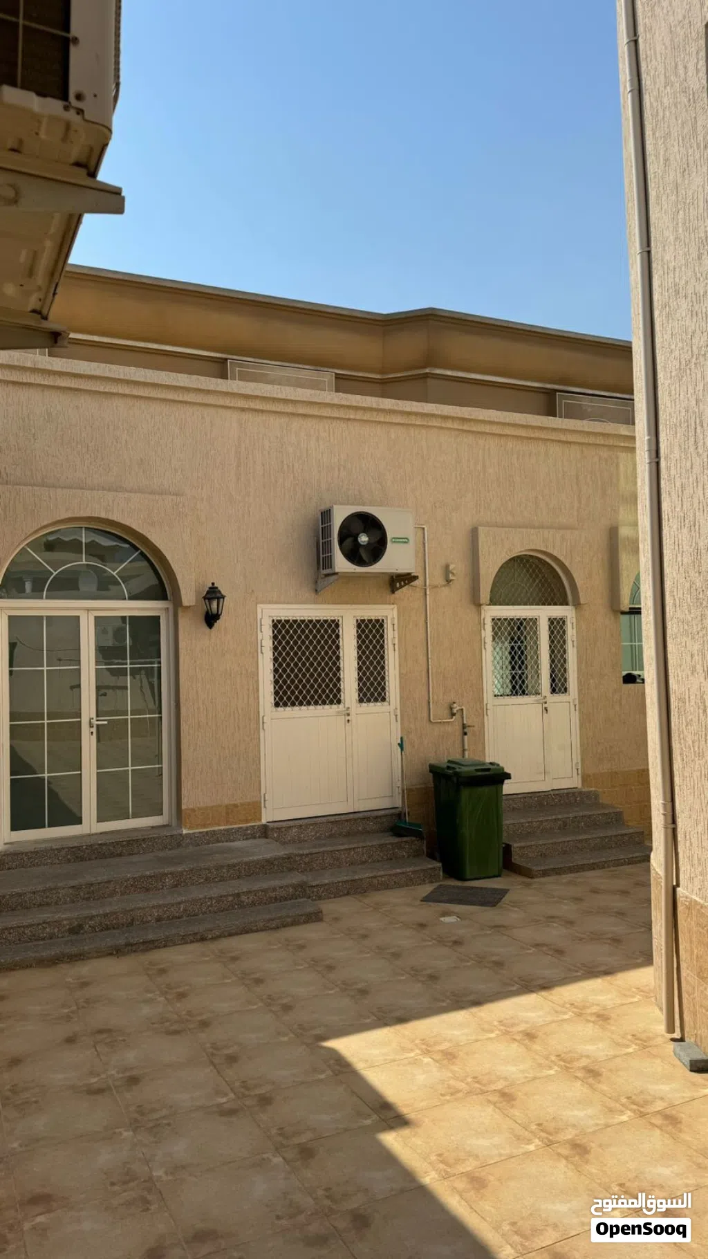 للبيع فيلًا طابقين فخمه منطقة الرماقيه مساحه 12200قدم موقع مميز مقابل المدرسه العمر عشرين سنه