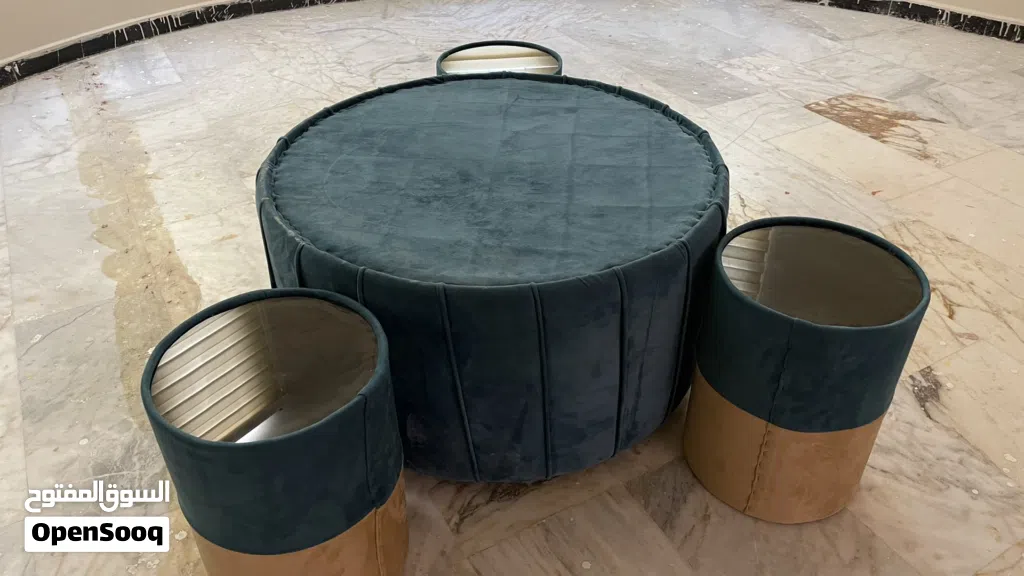طاوله كبيره وثلث طوائل صغار