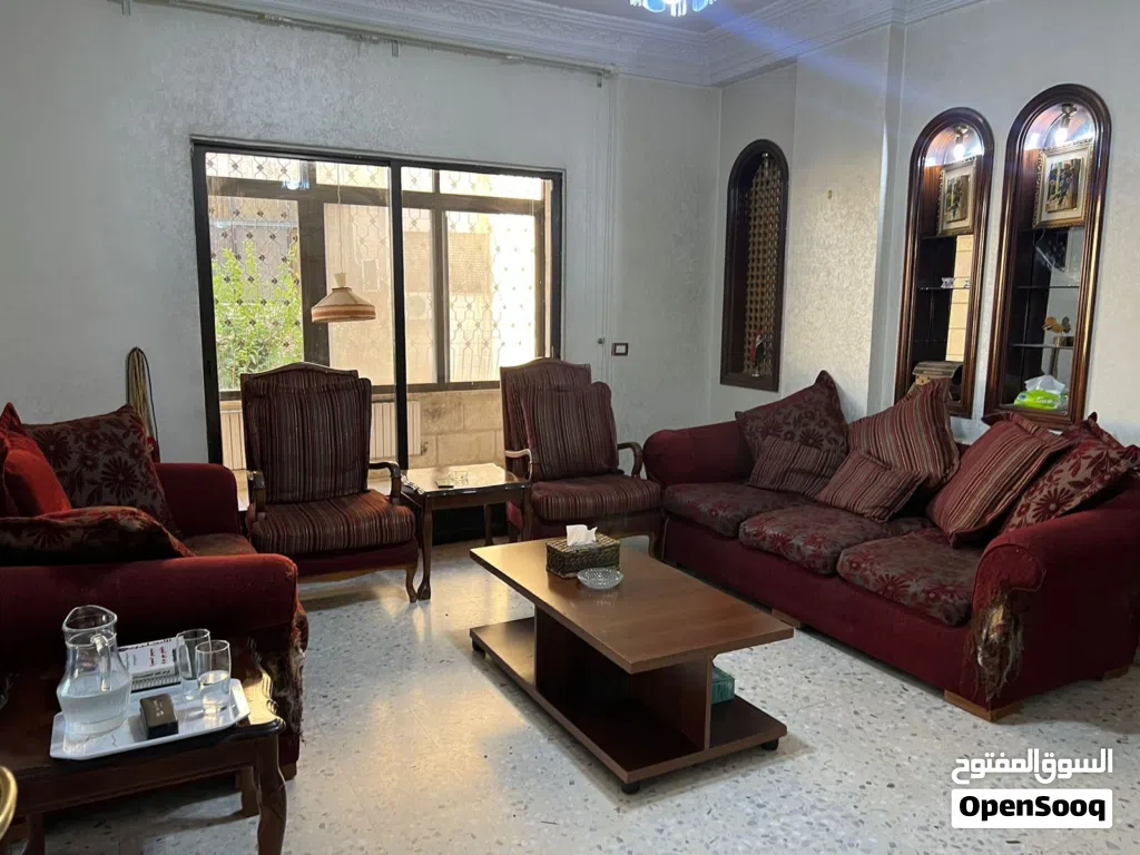 طقم كنبات مع طاولة وسطية وطاولات جانبية للبيع