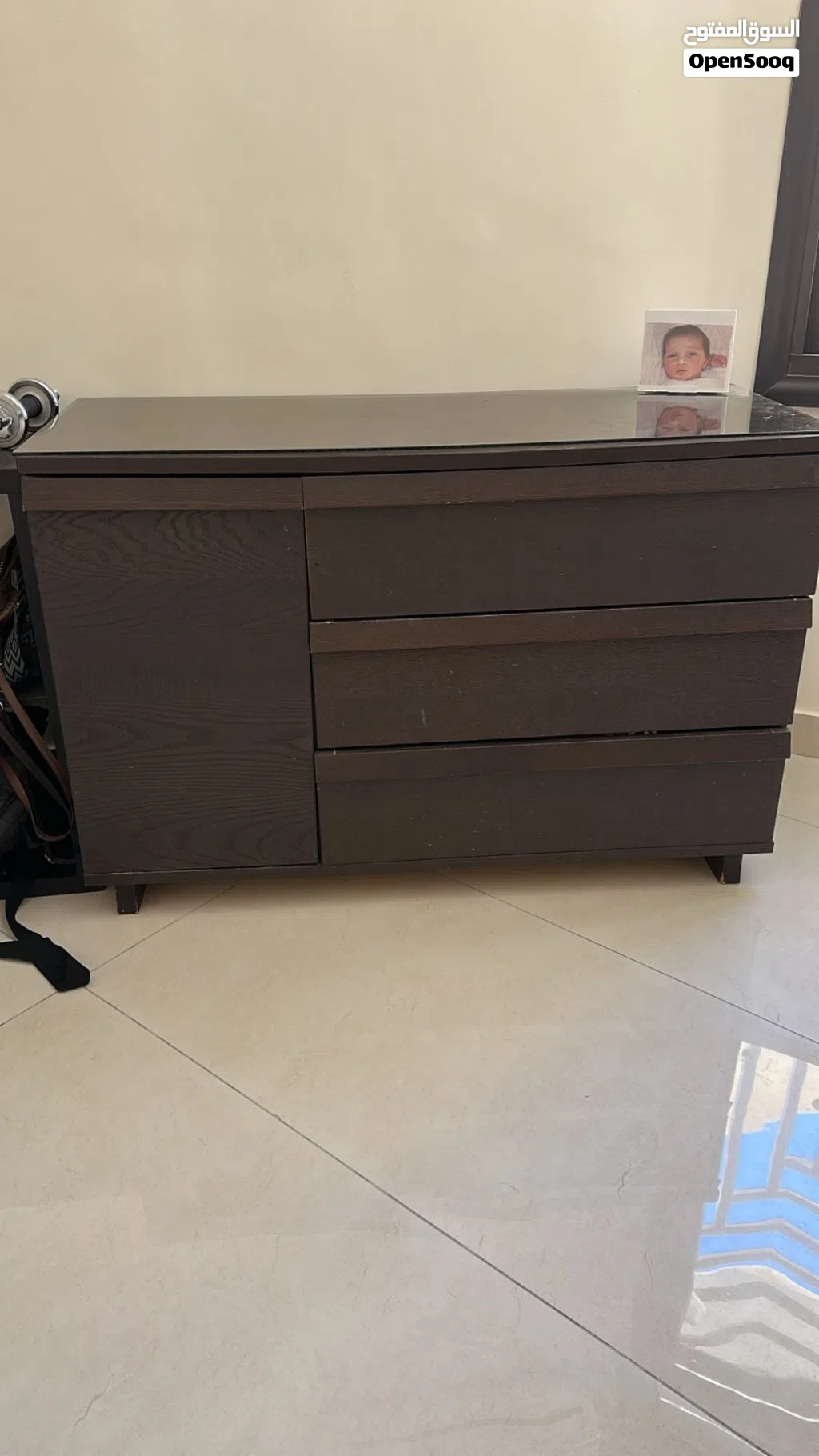 تسريحة وكومودينة عدد2 من ايكيا بحالة ممتازة للبيع