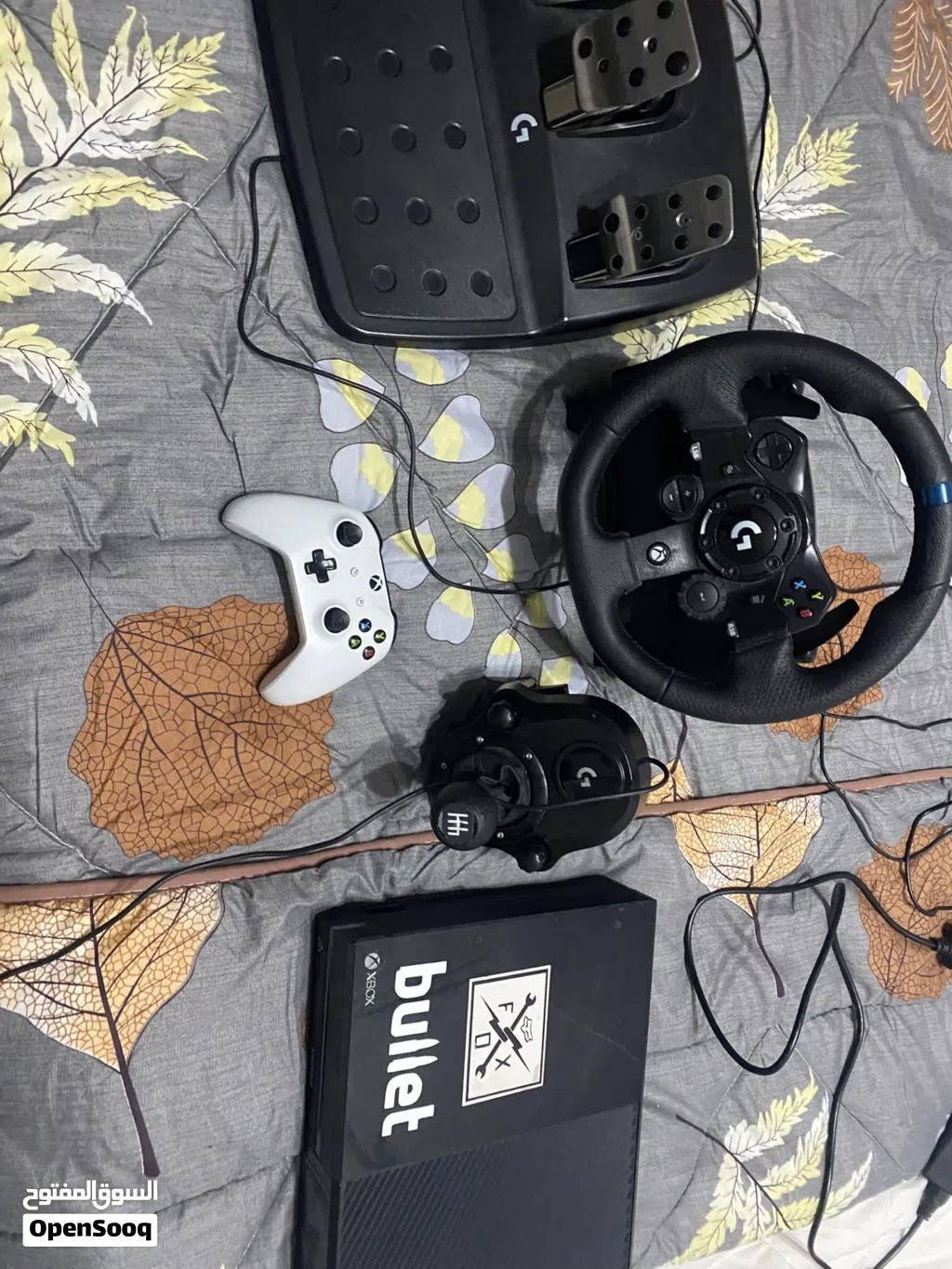 Xbox one in good condition with G293 (PC and Xbox compatible) with built in monitor with forza 5
