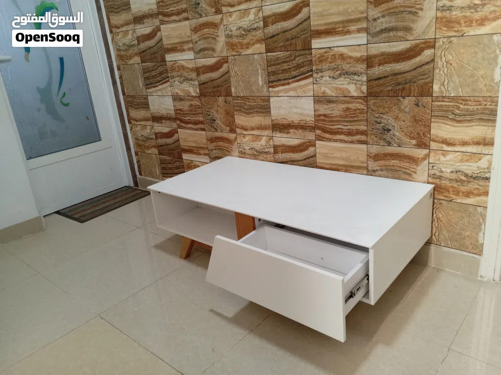 طاوله كبيره مناسبه حال تلفزيون