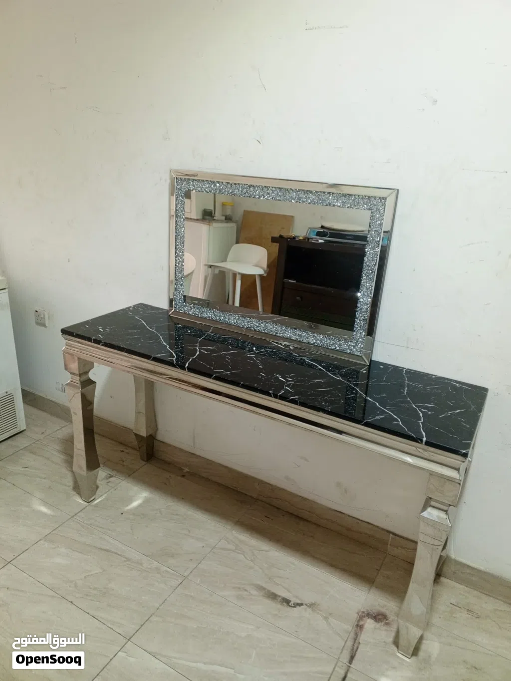 مدخل استنستيل سيلفرمع رخامةوالمنظرةشبةجديد