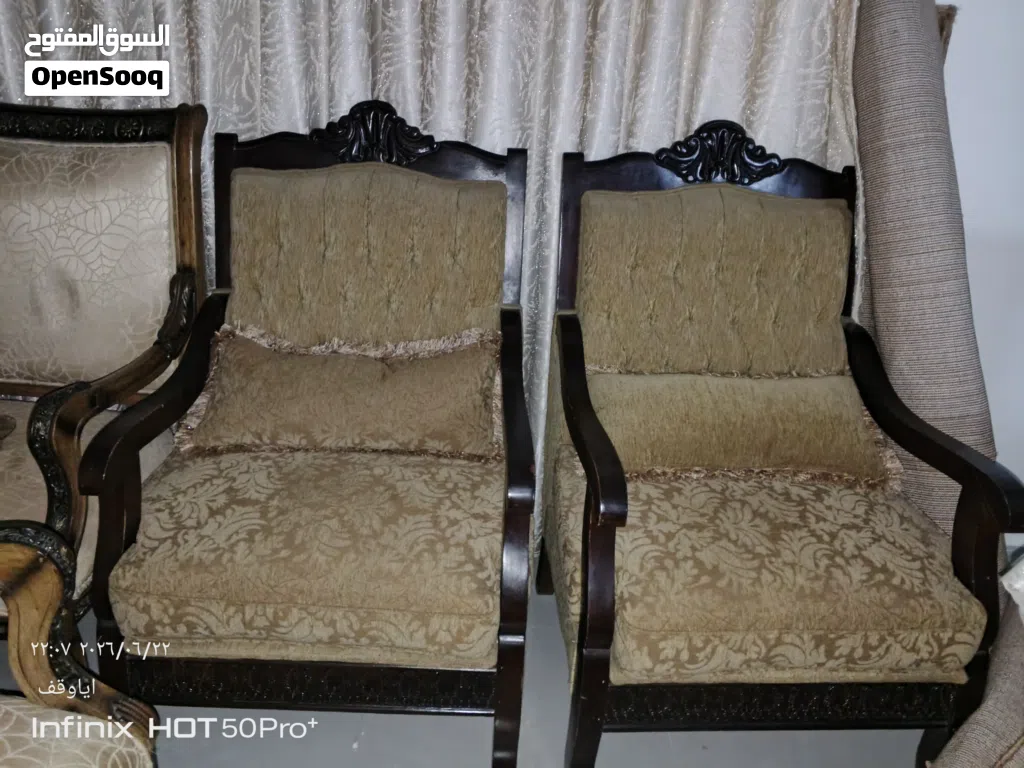 يوجد طقمين كنب بسعر حرررررق الطقم الاول تسع مقاعد لون اخضر فاتح خشب زان ثقيل بحالة ممتازة الطقم