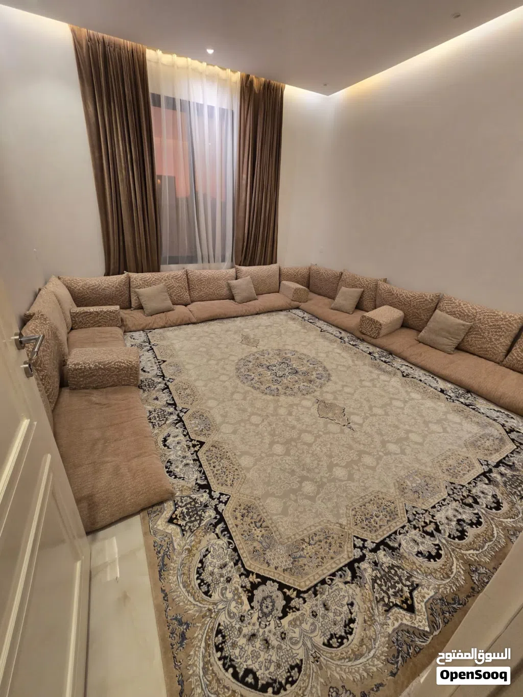 مجلس رجالي مع السجاد والستائر
