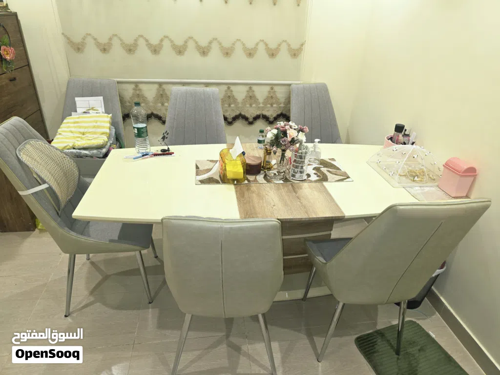 طاولة طعام فخمة 6 كراسي Beautiful and Luxurious wooden and faux marble table with 6 comfy chairs.