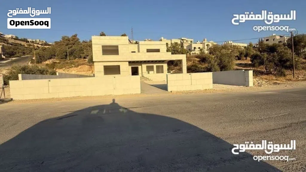 فيلا للبيع ماحص على مساحة ارض 990 م عظم بحاجه للتشطيب فقط بسعر مغري قرب منطقة الدير