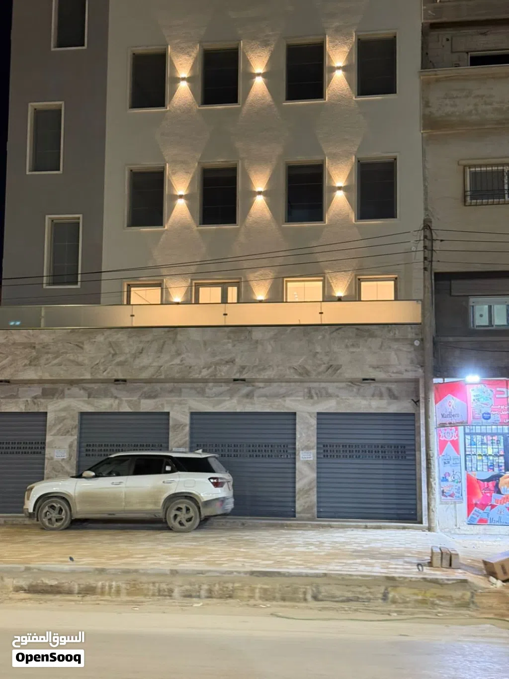مبنى سكنى او تجارى متعدد الطوابق على الرئيسى مباشرة امتداد شارع عشرين بالقرب من طريق المطار