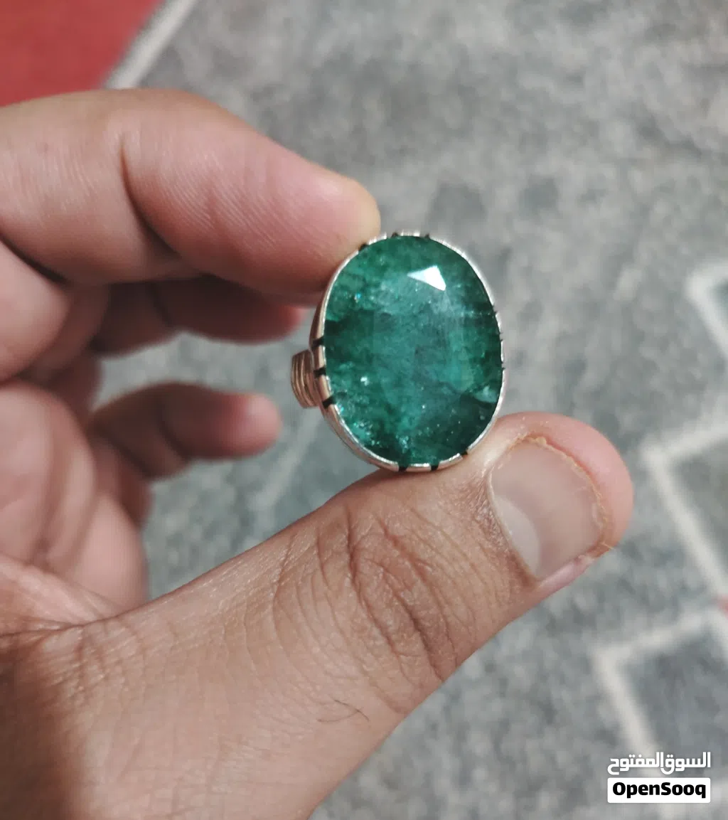خاتم بحجر الزمرد الأفريقي الجميل