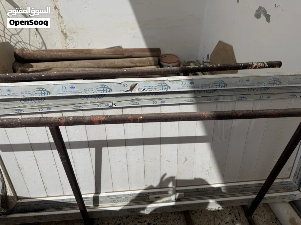 باب PVC أبيض بحالة ممتازة مع مانيلة