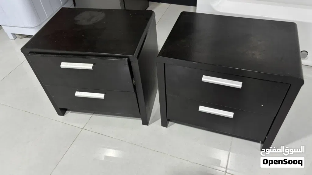 طاولة جانبية للسرير