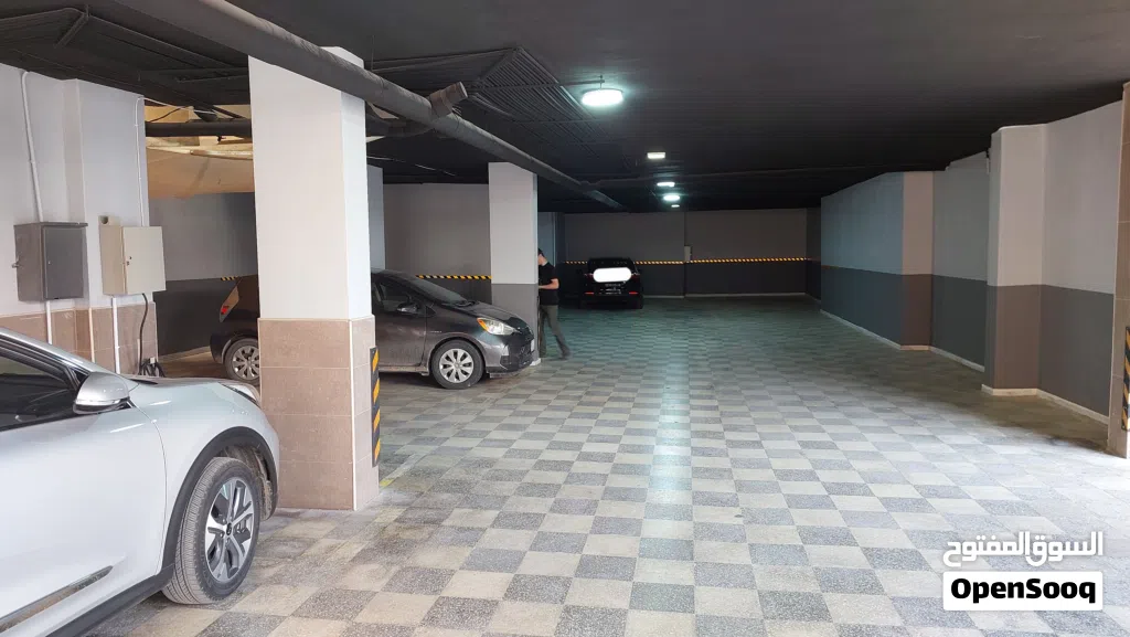 شقة سكنية مجددة مميزة للبيع فوق مجمع الشمال وشركة جت وصالة تكنوفتنس للرياضة