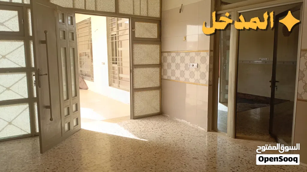 بيت حديث وكبير بمساحة 450 متر مربع عمر البناء 5 سنوات فقط بحالة ممتازة شبه جديد تصميم عصري و مرتب