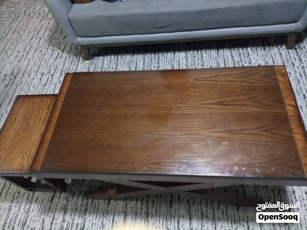 طاولة وسط مع 2 سيرفيس
