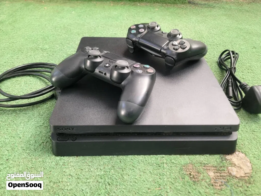للبيع PS4 Slim مهكر 1 تيرا مع يدين وكاله مختم