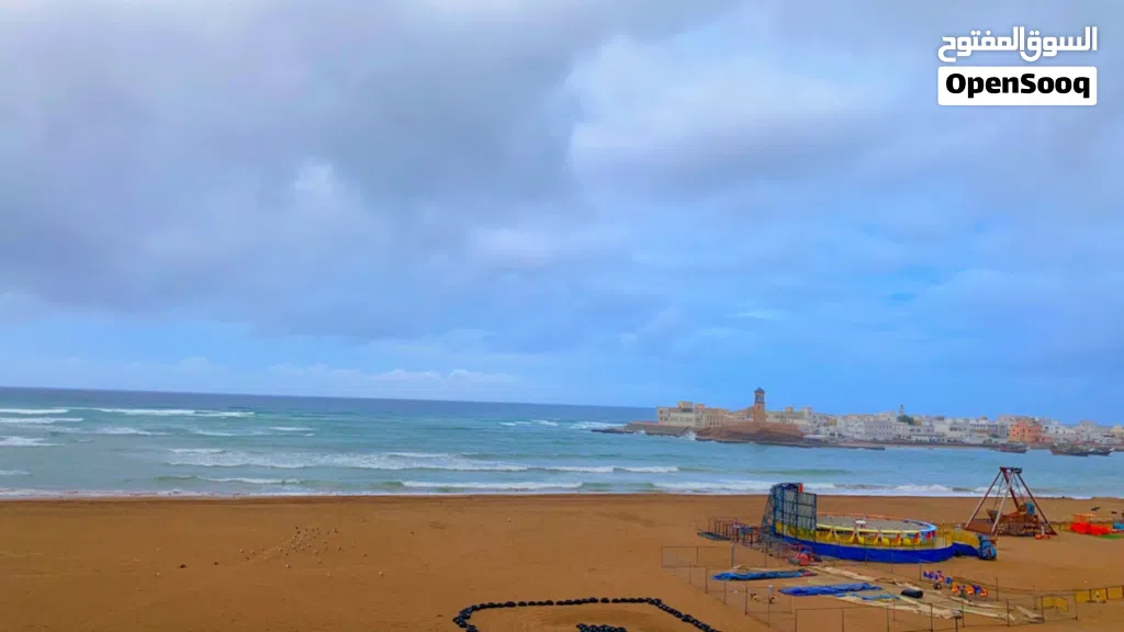 شقه غرفه وصاله وحمام كبير ومطبخ جاهز مفروشه فرش كامل أطلاله مباشرة على البحر