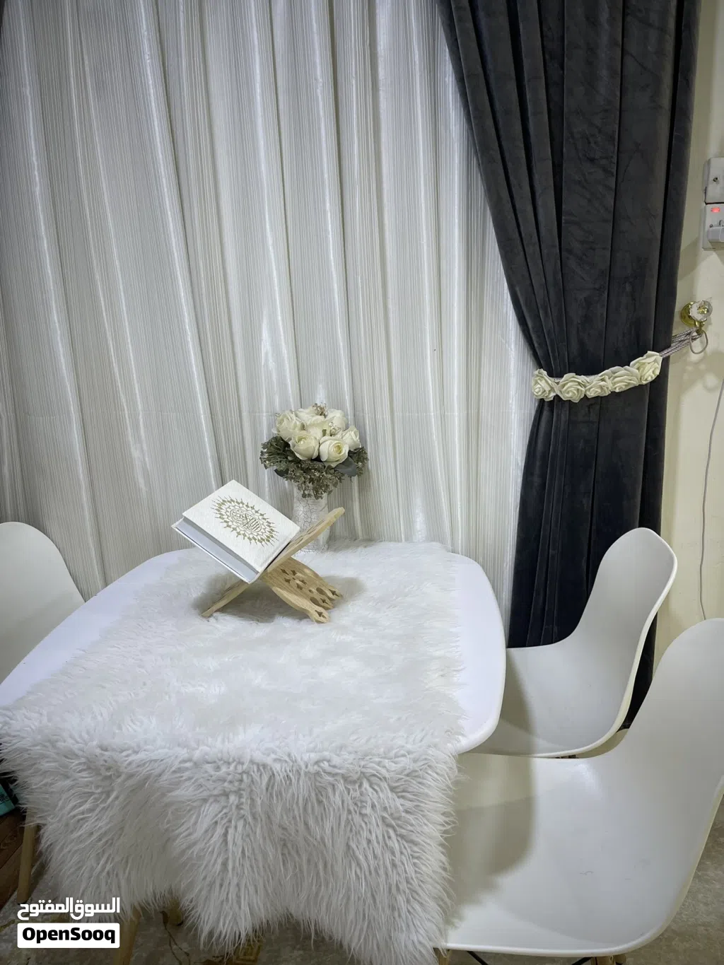 طاولة مع كراسي طعام