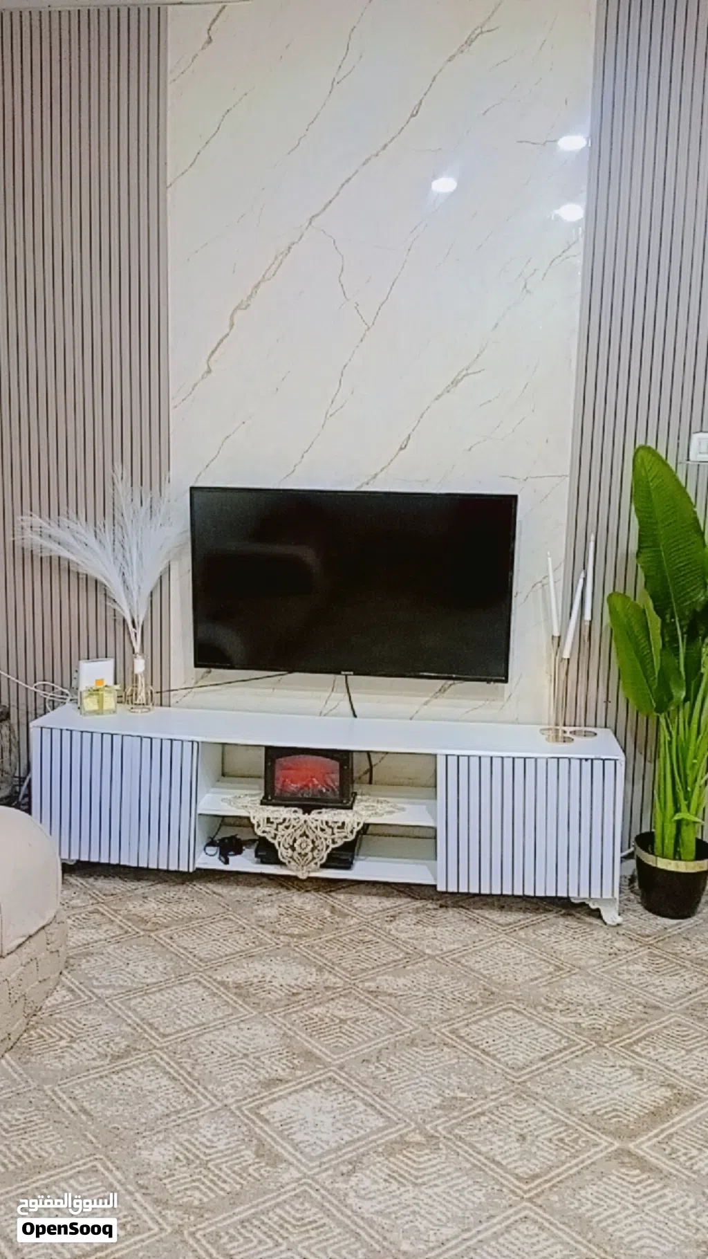 طاولة شاشه +طاولة وسط
