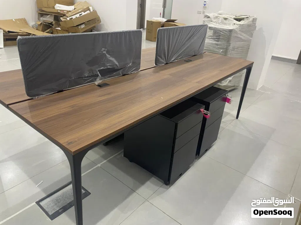 للبيع طاولة اجتماعات + محطة عمل 4 موظفين من WORKSPACE (جديدة)