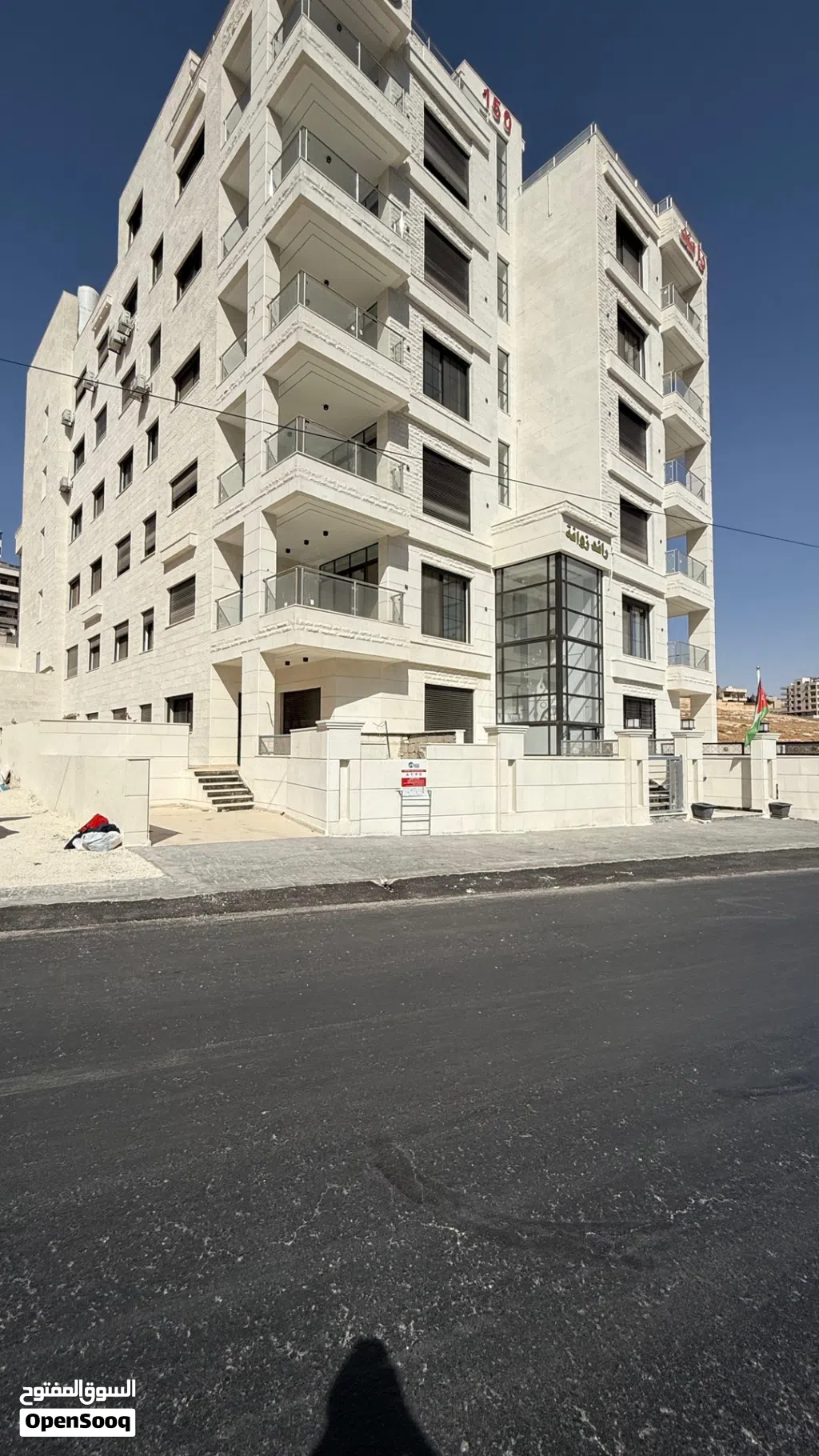 شقة ارضية للبيع في عمان طريق المطار جديدة لم تسكن من المالك مباشرة