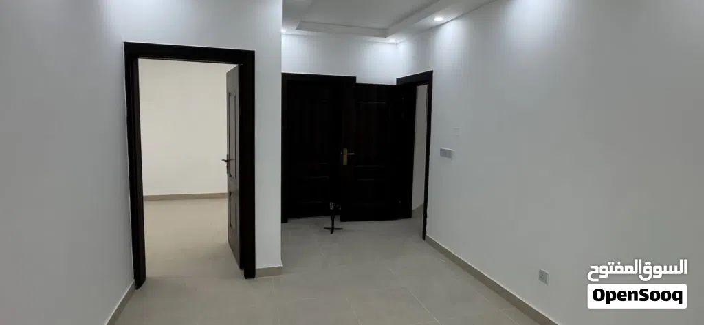 شقه طابق ارضي غرفتين وصاله بناء نظيف وحديث