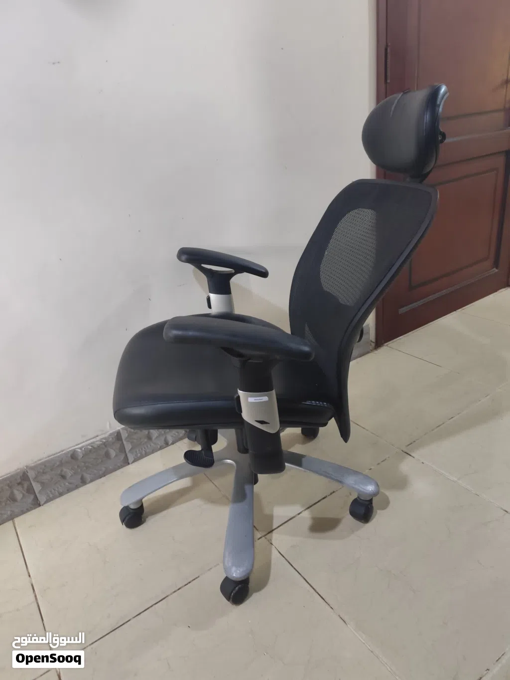 للبيع في عدن: كرسي مكتبي طبي (Ergonomic) بظهر شبكي وقاعدة معدنية صلبة