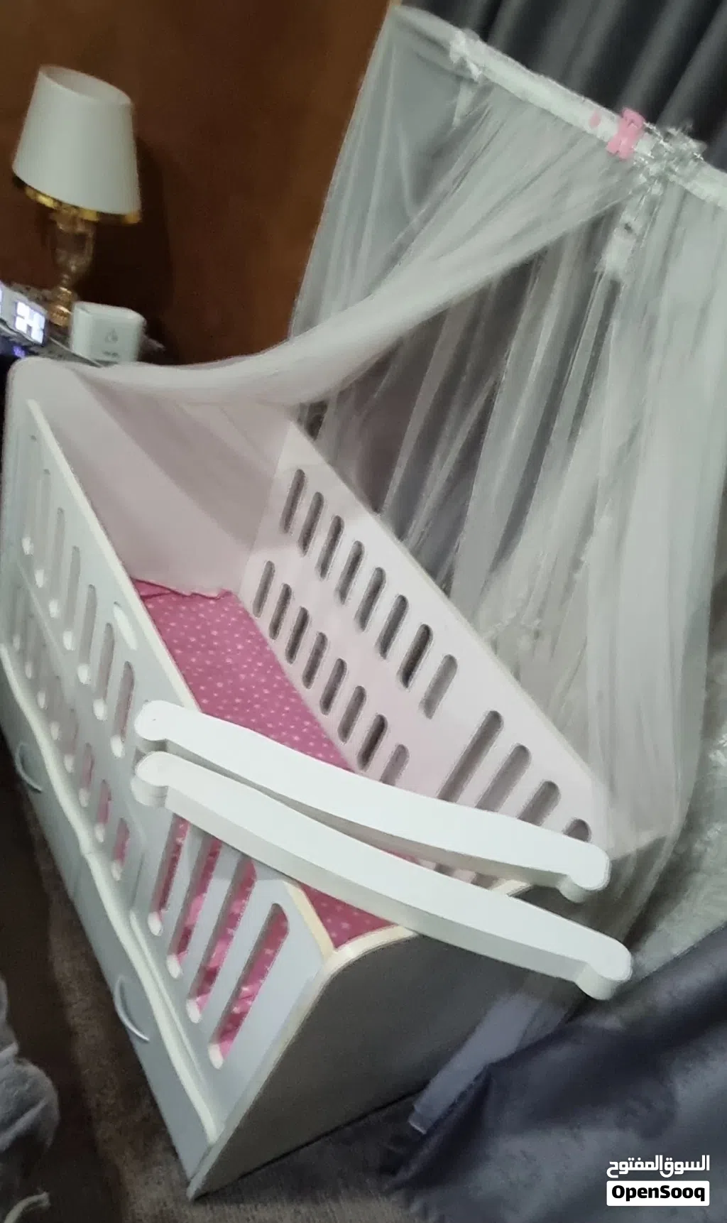 تخت اطفال ابيض بحاله الجديد