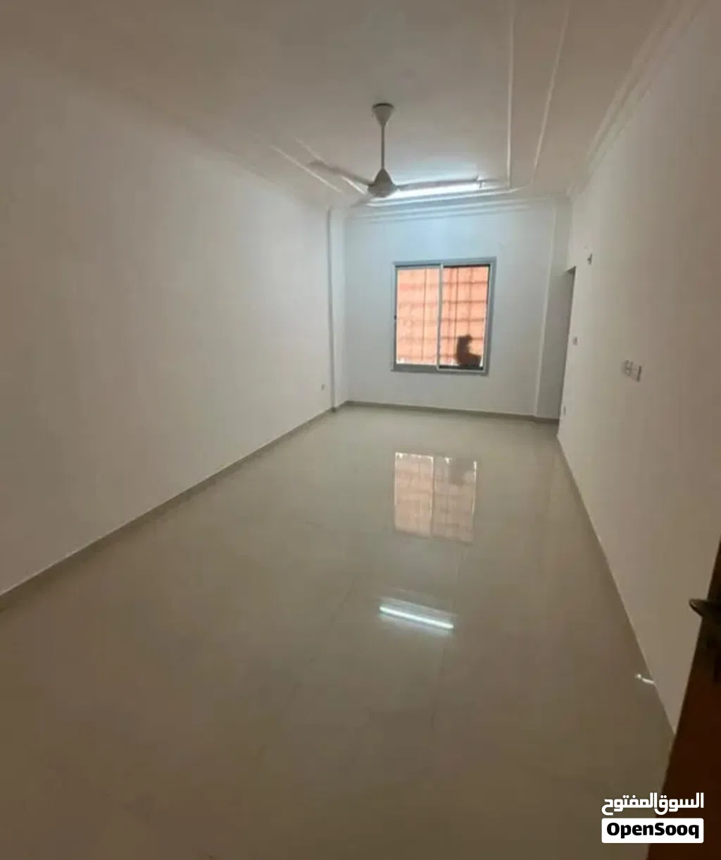 للإيجار:- شقة في الطابق الأول في العامرات المرحلة الأولى قريبة من عقبة شارع الجبل،