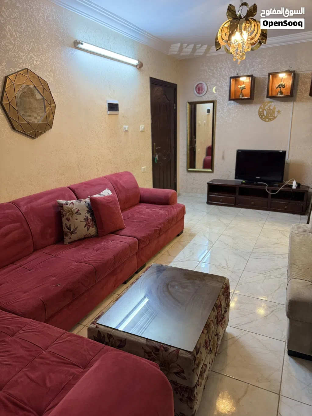 شقة مميزة هادئة و مفروشة مطلة على جامعة اليرموك بالقرب من البوابة الجنوبية