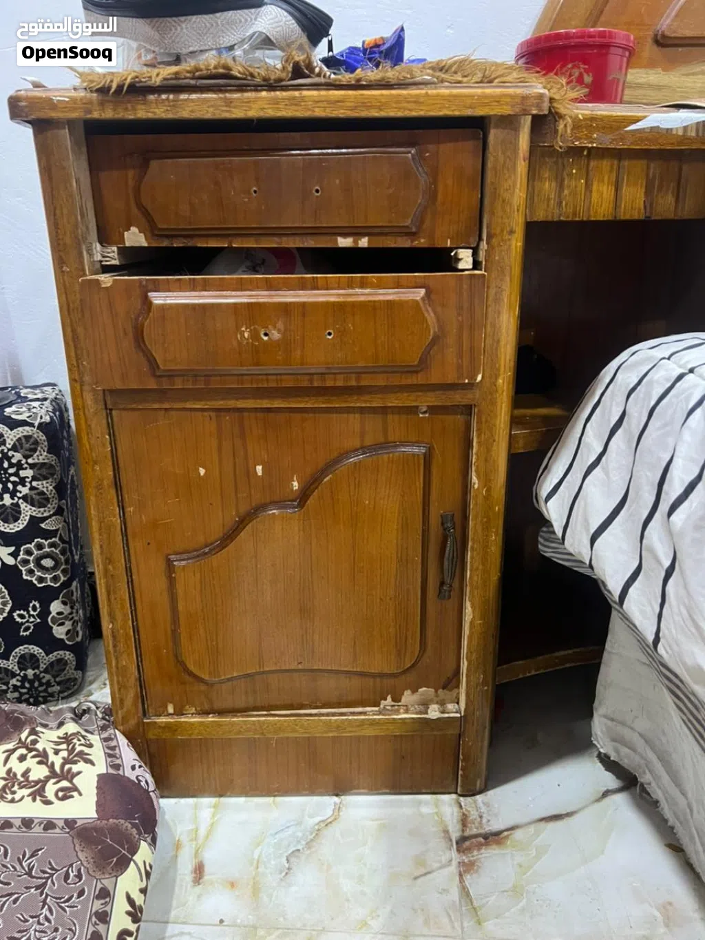 قرفه البيع نجاره عرقيه ميز تواليت كنتور متوزع على 3اقسام الاول خانتين كبار الثاني هم نفس الشي