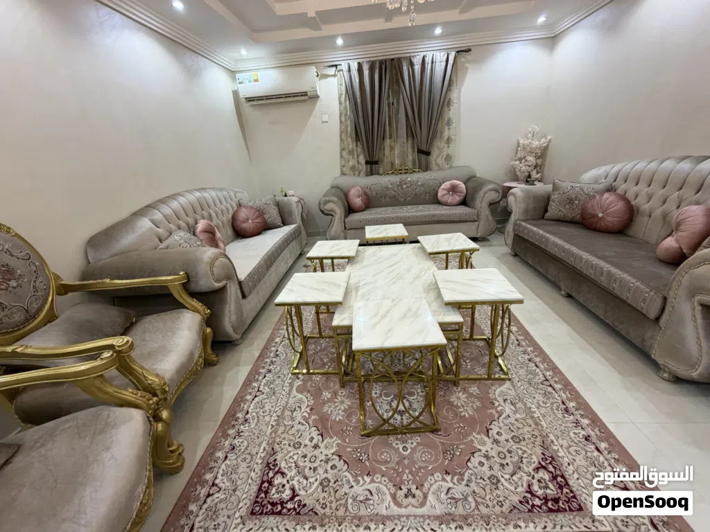 كنب مع الطاولات والسجاد